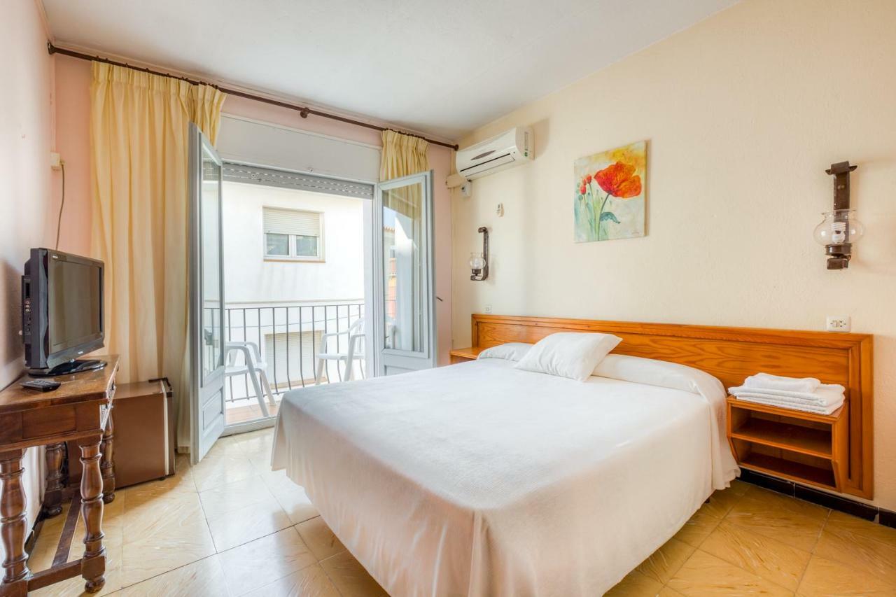 Hostal Restaurante El Roser Ля Эскала Экстерьер фото