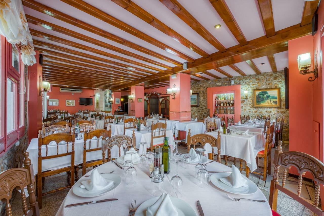 Hostal Restaurante El Roser Ля Эскала Экстерьер фото